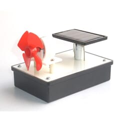 Solcelle og motor montert på boks