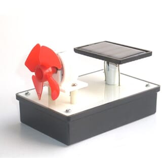 Solcelle og motor montert på boks